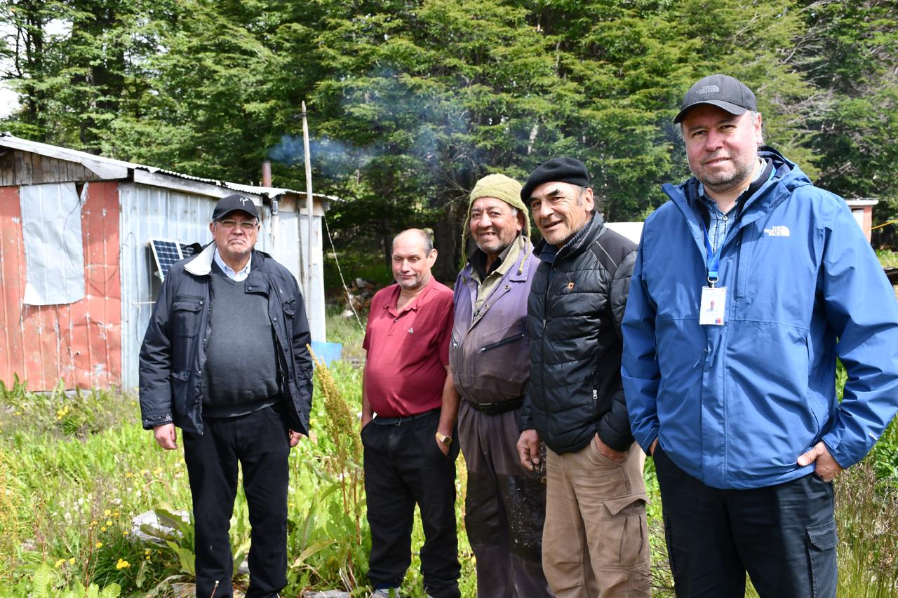 Pequeños emprendedores forestales logran sobrevivir gracias a la disposición de bosques fiscales en Laguna Blanca