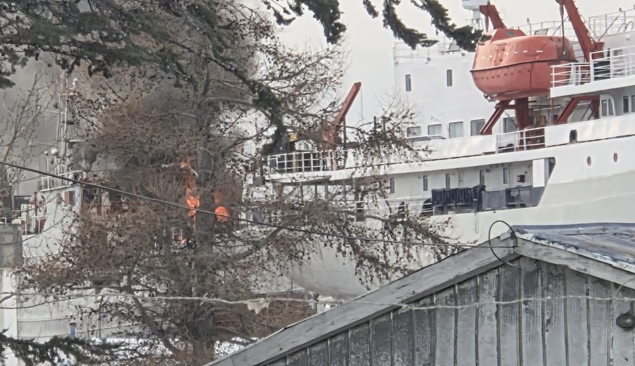ASMAR Magallanes activa protocolo ante incendio en buque de origen coreano