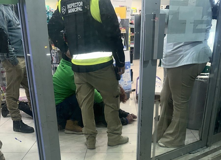 Rápida respuesta de Seguridad Municipal permite detener a sujeto que intentó robar en céntrica farmacia