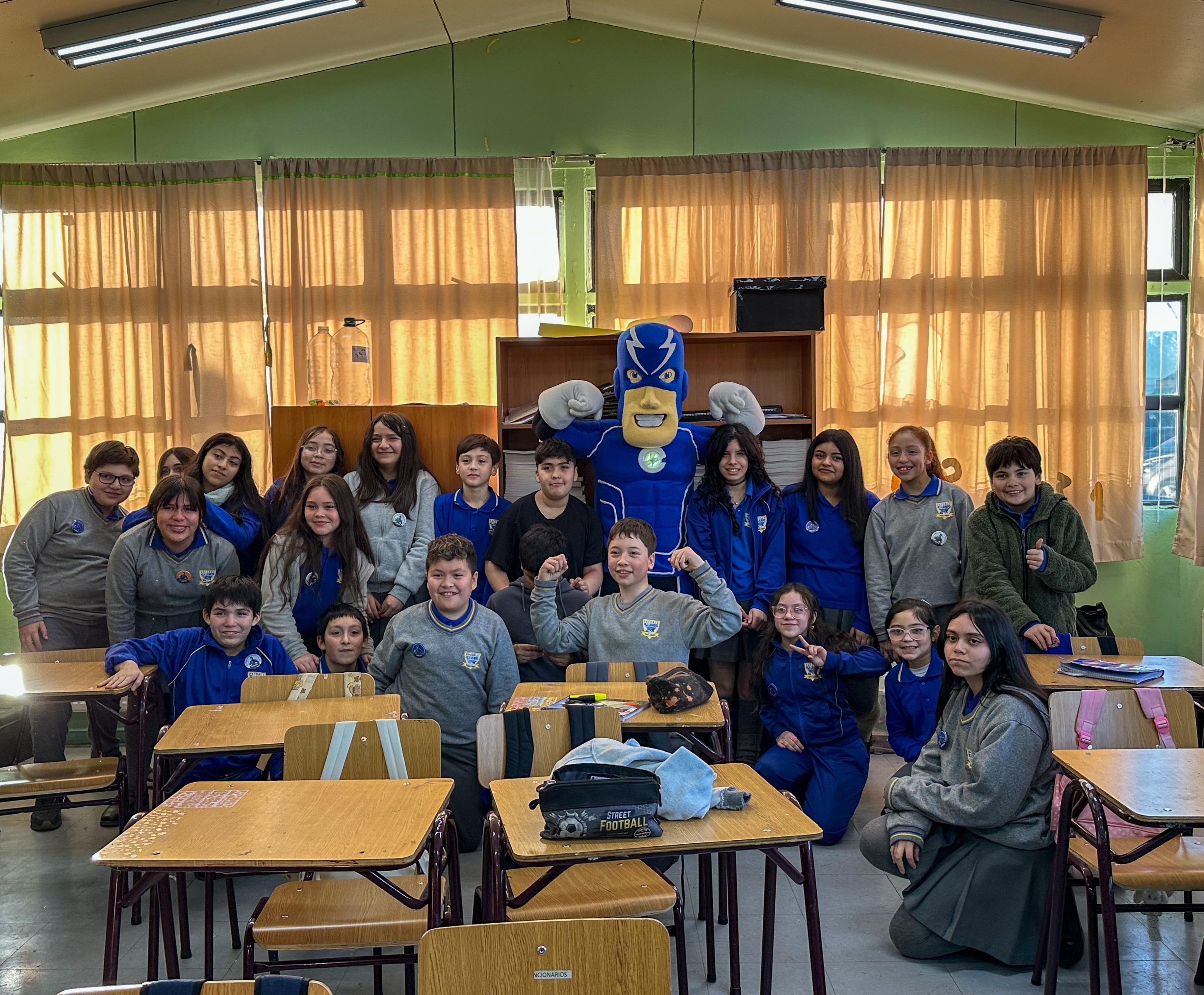Estudiantes de Villa las Nieves aprenden sobre eficiencia energética con charla de EDELMAG