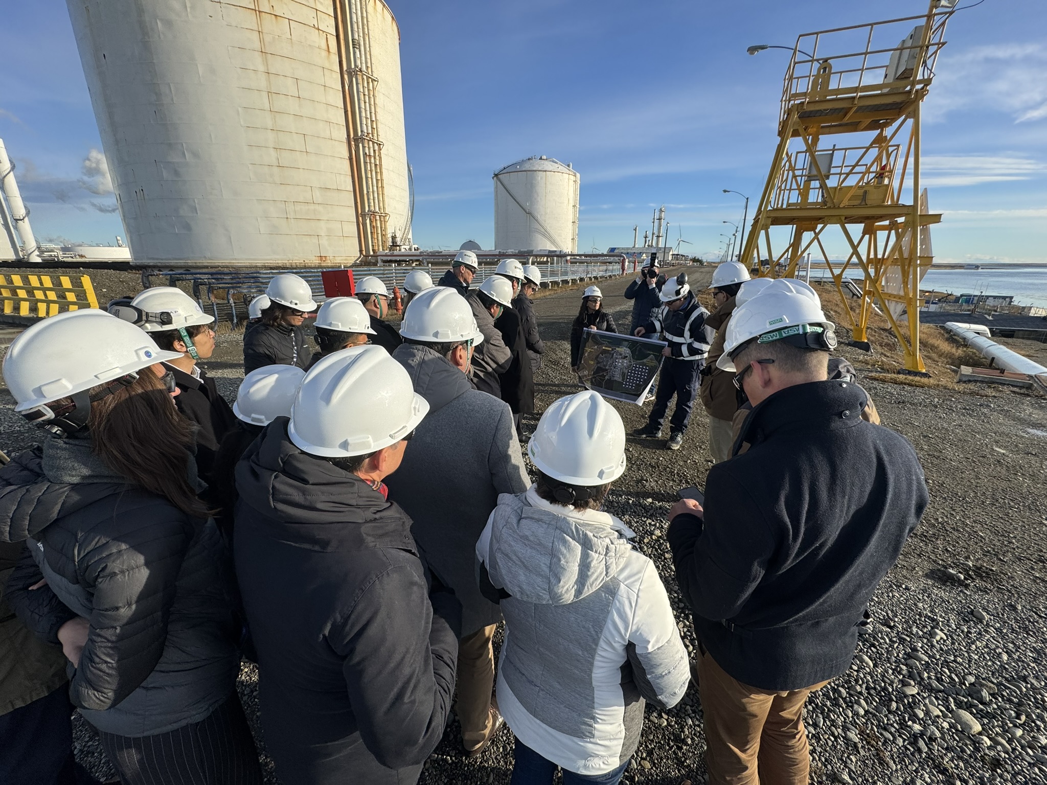 Delegación internacional visita ENAP para conocer la proyección del Hidrógeno Verde en Magallanes