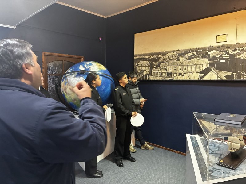 Museo Naval y Marítimo recibió delegación de la Gobernación Marítima de Punta Arenas en visita profesional