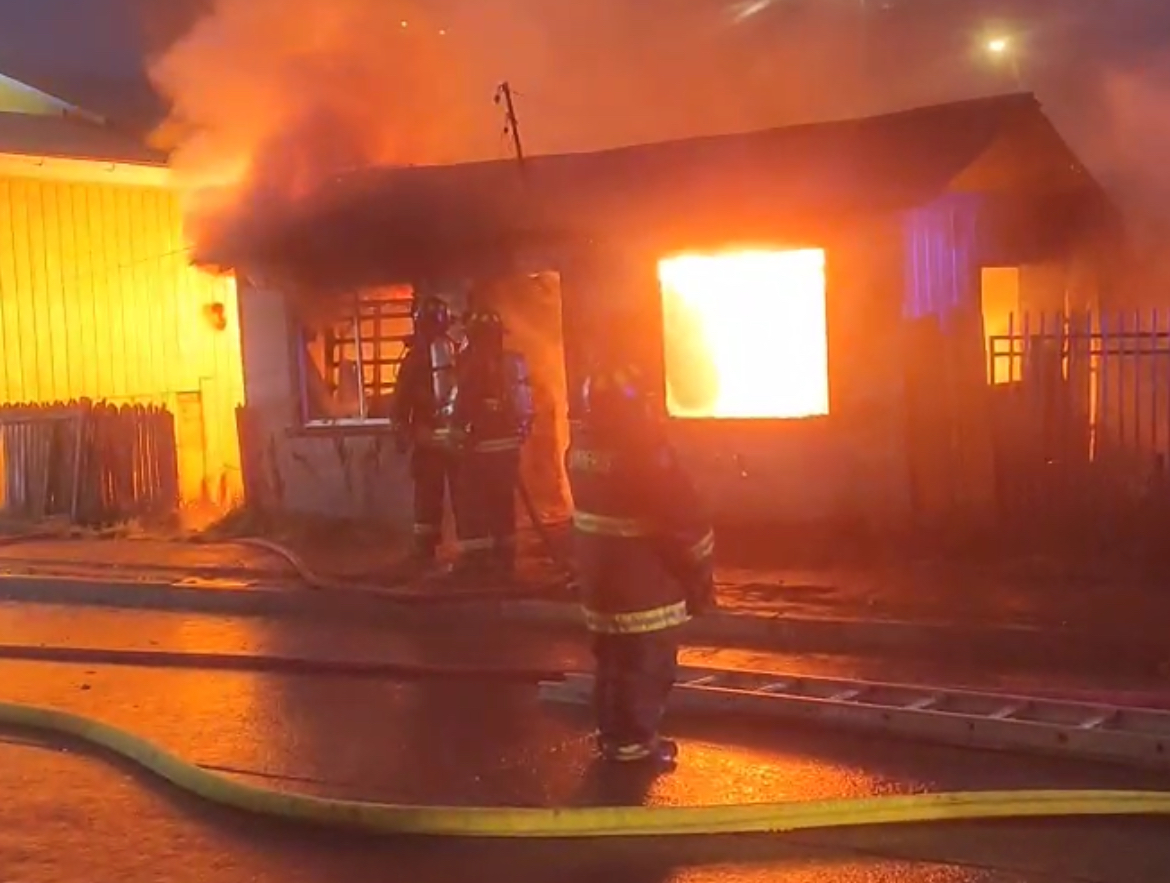 Incendio destruye vivienda abandonada en calle Patagona: vecinos exigen su demolición definitiva