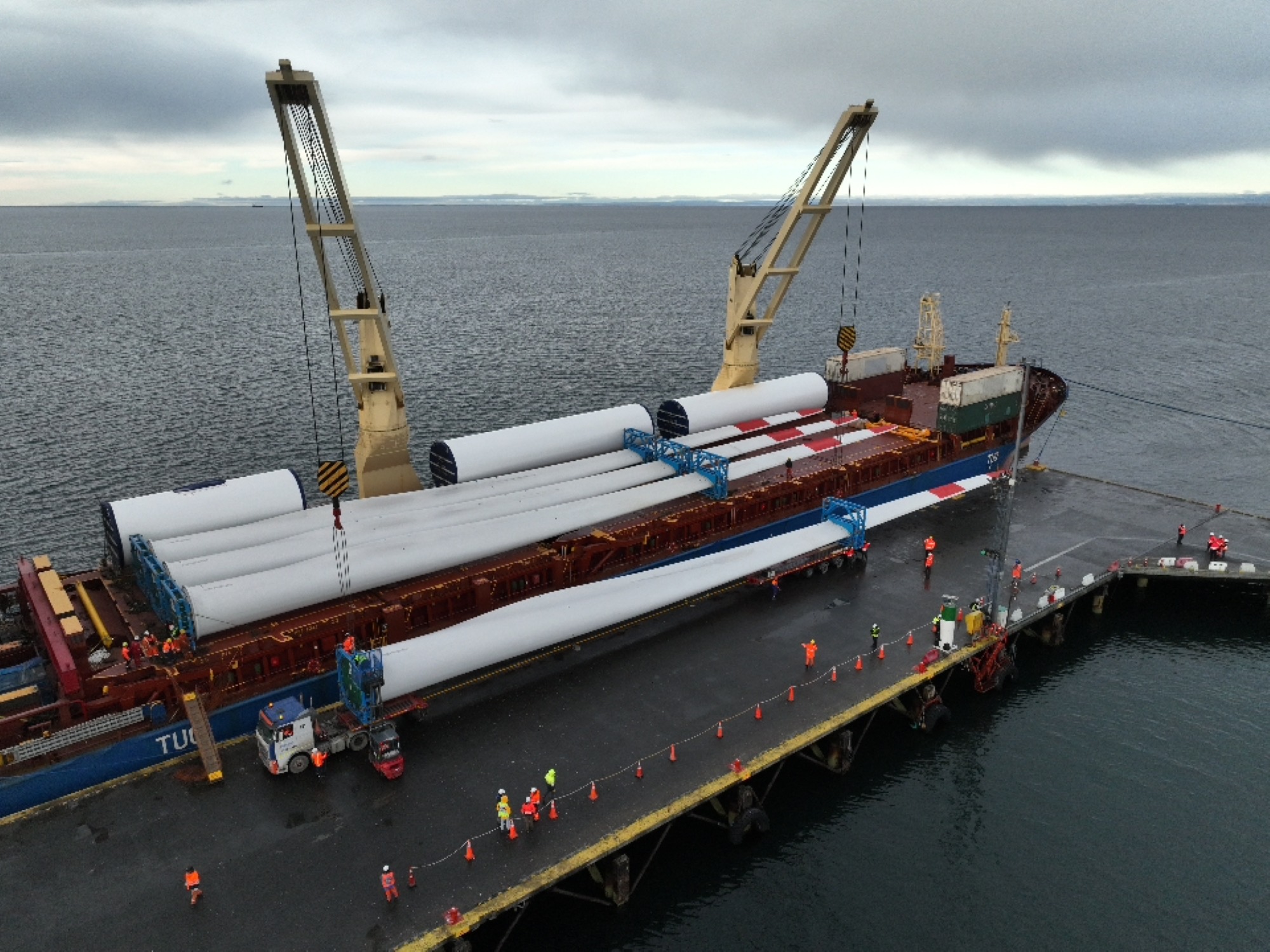 Muelle Mardones de la EPAUSTRAL muestra sus capacidades con la descarga de aerogeneradores para el parque eólico más austral del mundo