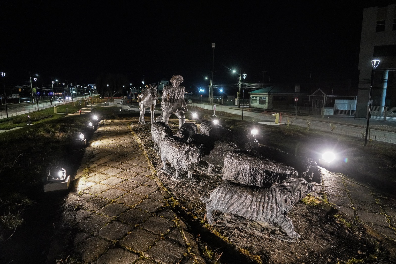 Municipio realiza prueba de nueva luminaria en el Monumento al Ovejero
