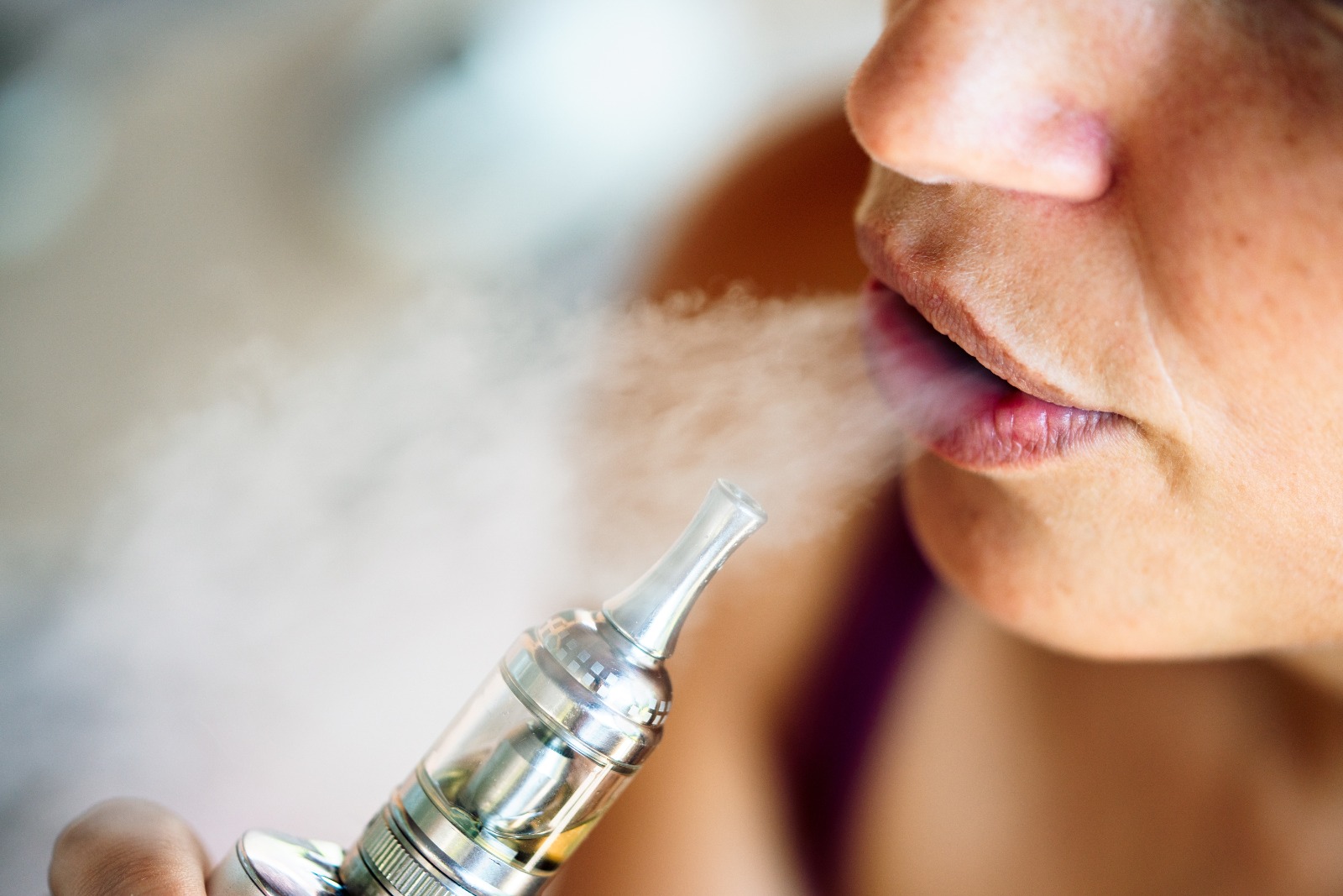 Ni vapeadores ni cigarros alternativos: todos son nocivos para la salud