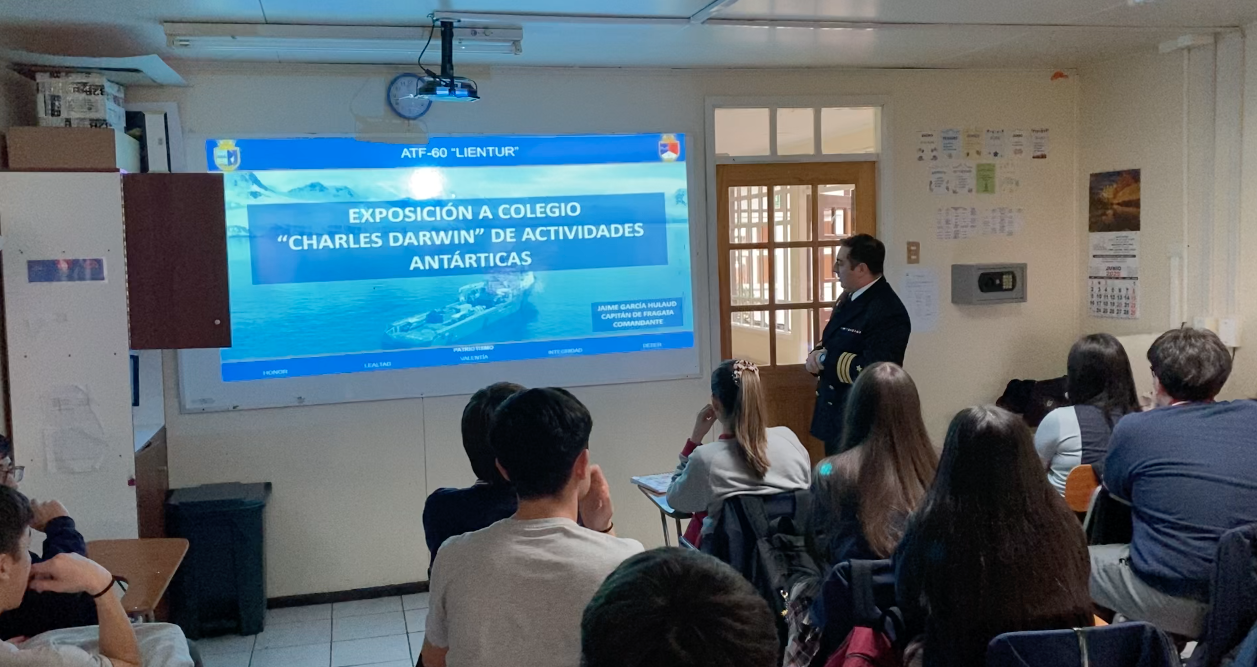 Colegio Charles Darwin de Punta Arenas conoce las tareas del ATF 60 «Lientur» en territorio antártico