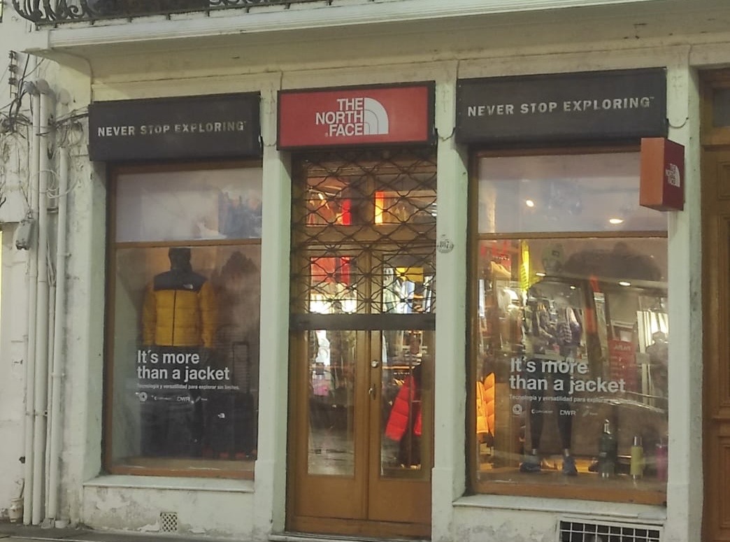 Violento robo con intimidación afecta tienda The North Face en pleno centro de Punta Arenas