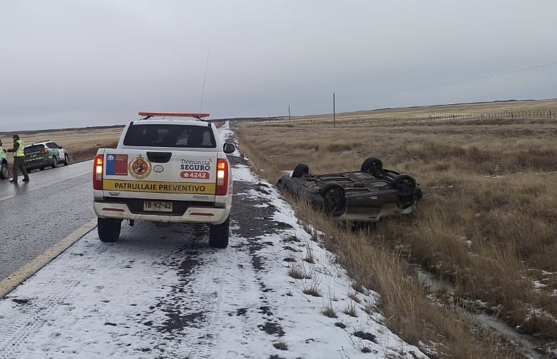 Tres personas lesionadas tras volcamiento en Ruta 9 Norte por escarcha en la vía