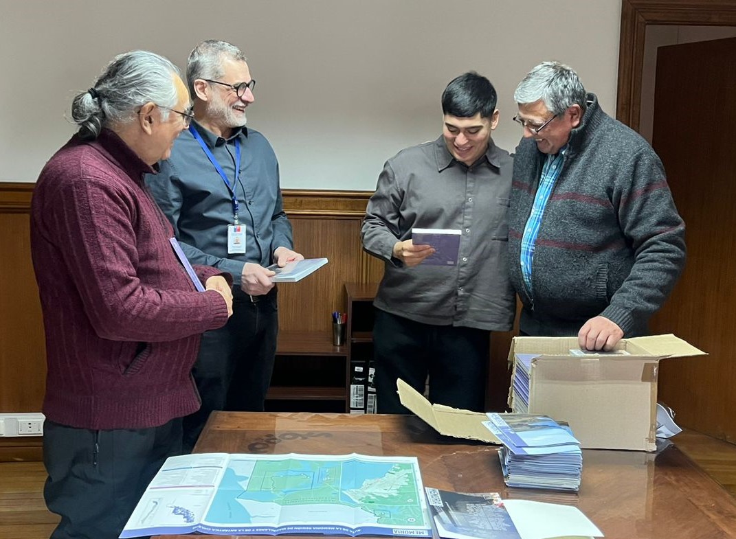 Entregan alrededor de 300 ejemplares para su próxima distribución: Ruta de la Memoria espera llegar a más 3.000 usuarios de la red de bibliotecas del Servicio del Patrimonio Cultural en Magallanes