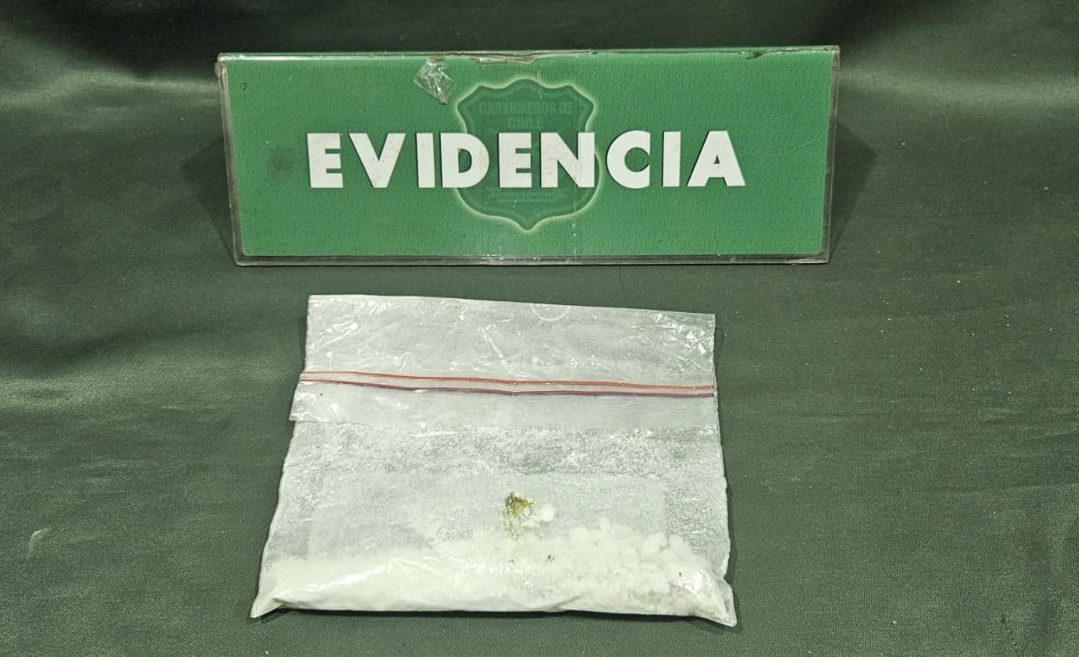 Dos sujetos detenidos en operativo policial en Punta Arenas: uno mantenía orden vigente y el otro portaba cocaína y un arma blanca