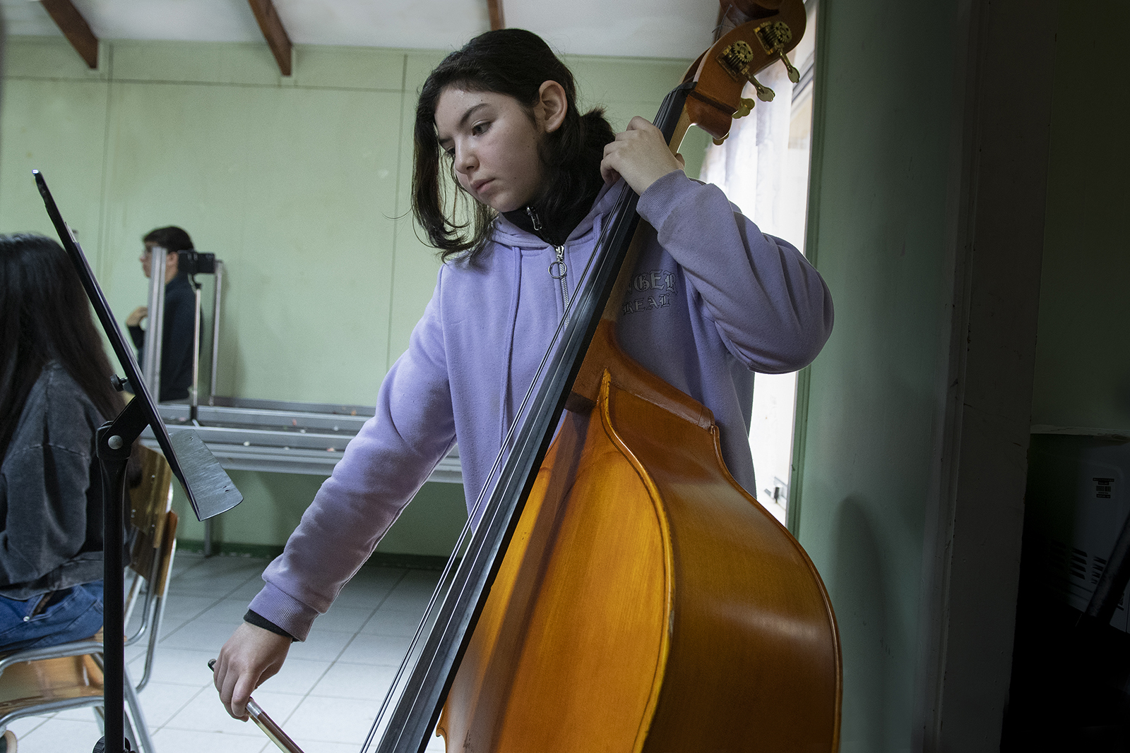 Sofía Páez, joven contrabajista, se prepara para su primer concierto con la Orquesta Sinfónica Juvenil Regional de Magallanes