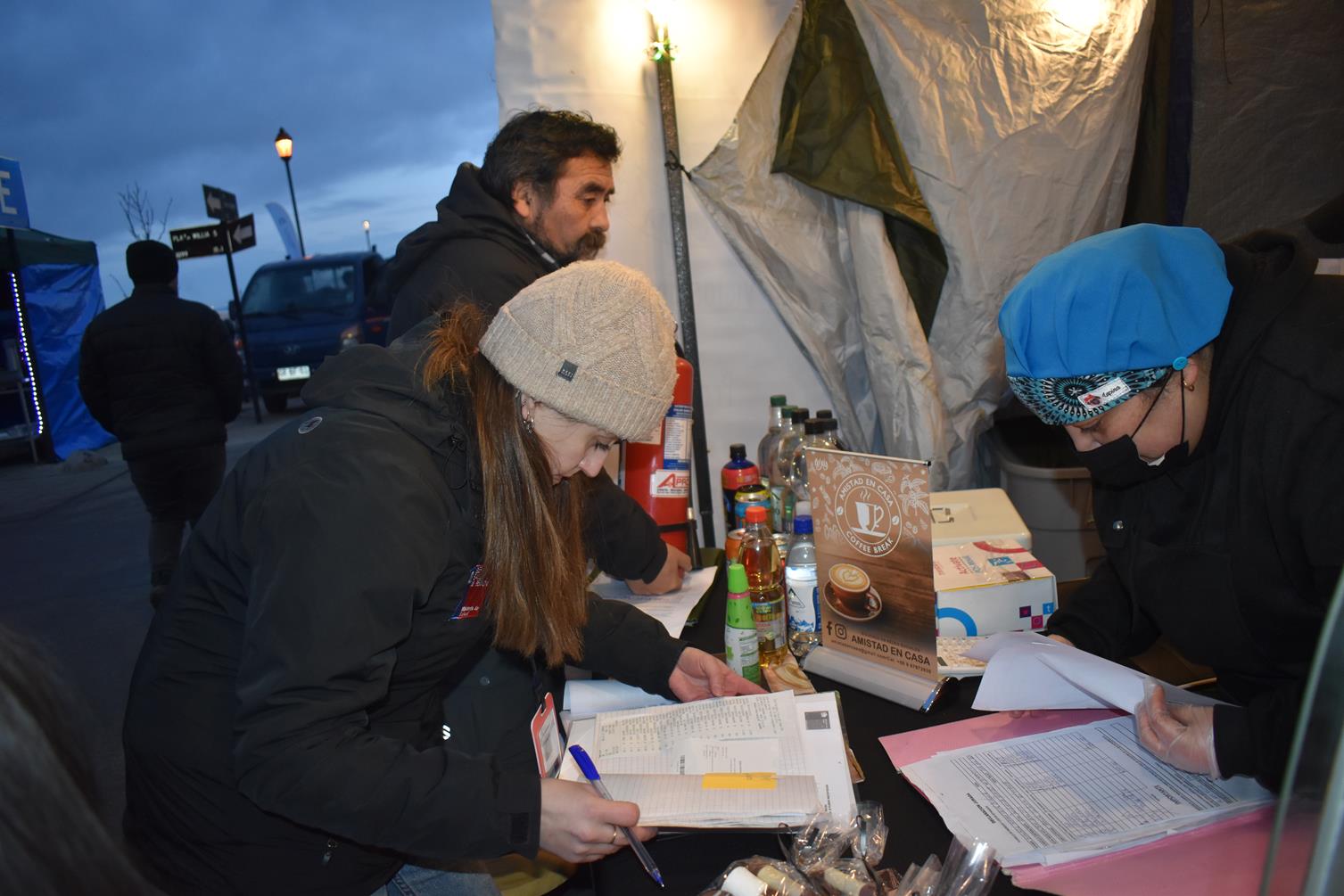 Autoridad sanitaria fiscalizó puestos de alimentos del carnaval de invierno para resguardar la salud de la comunidad