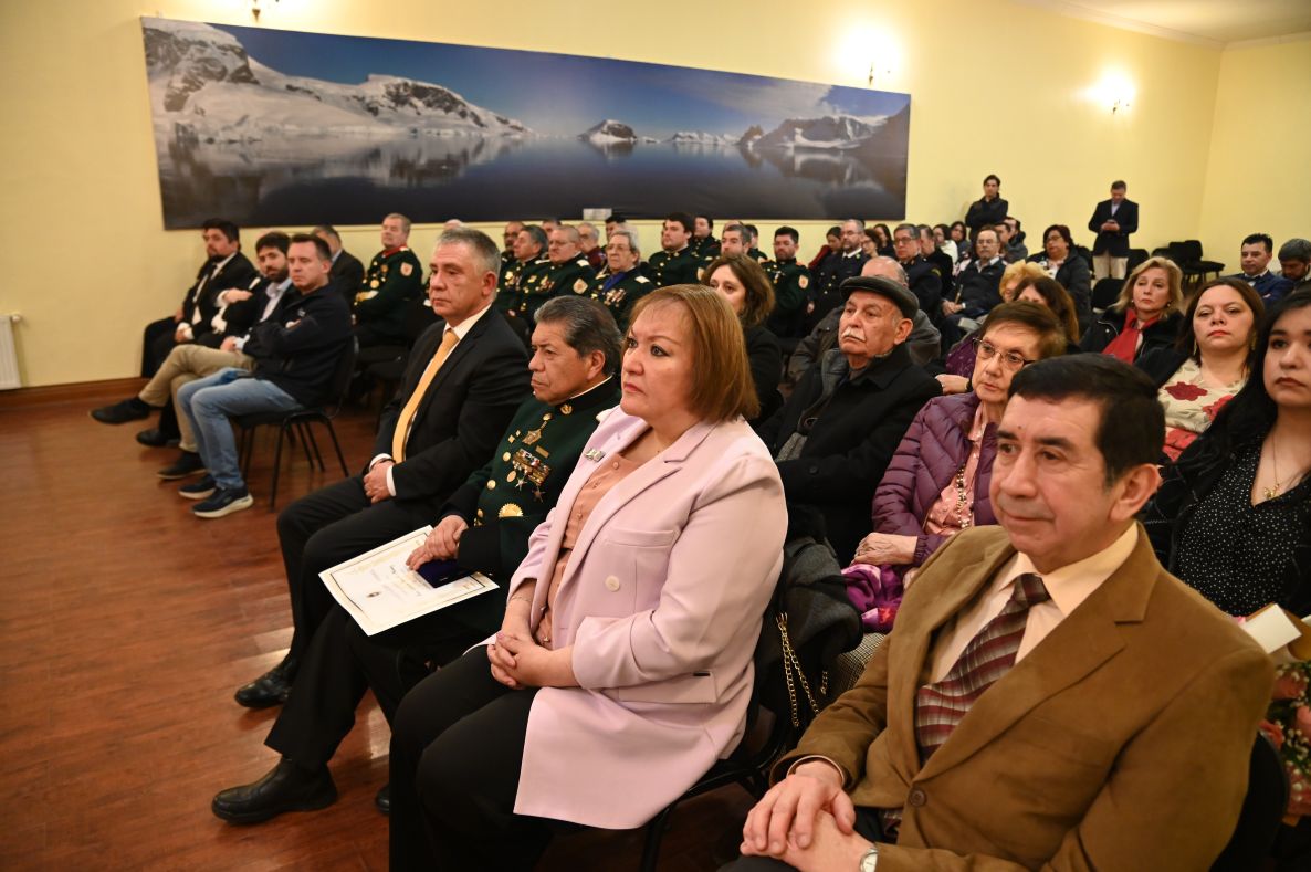 Reconocen a profesora por su trayectoria docente en Punta Arenas