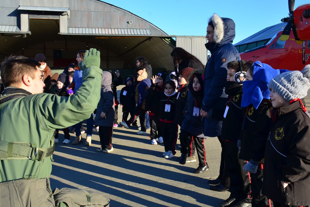 Párvulos del Liceo Experimental UMAG conocieron la Fuerza Aérea en Magallanes