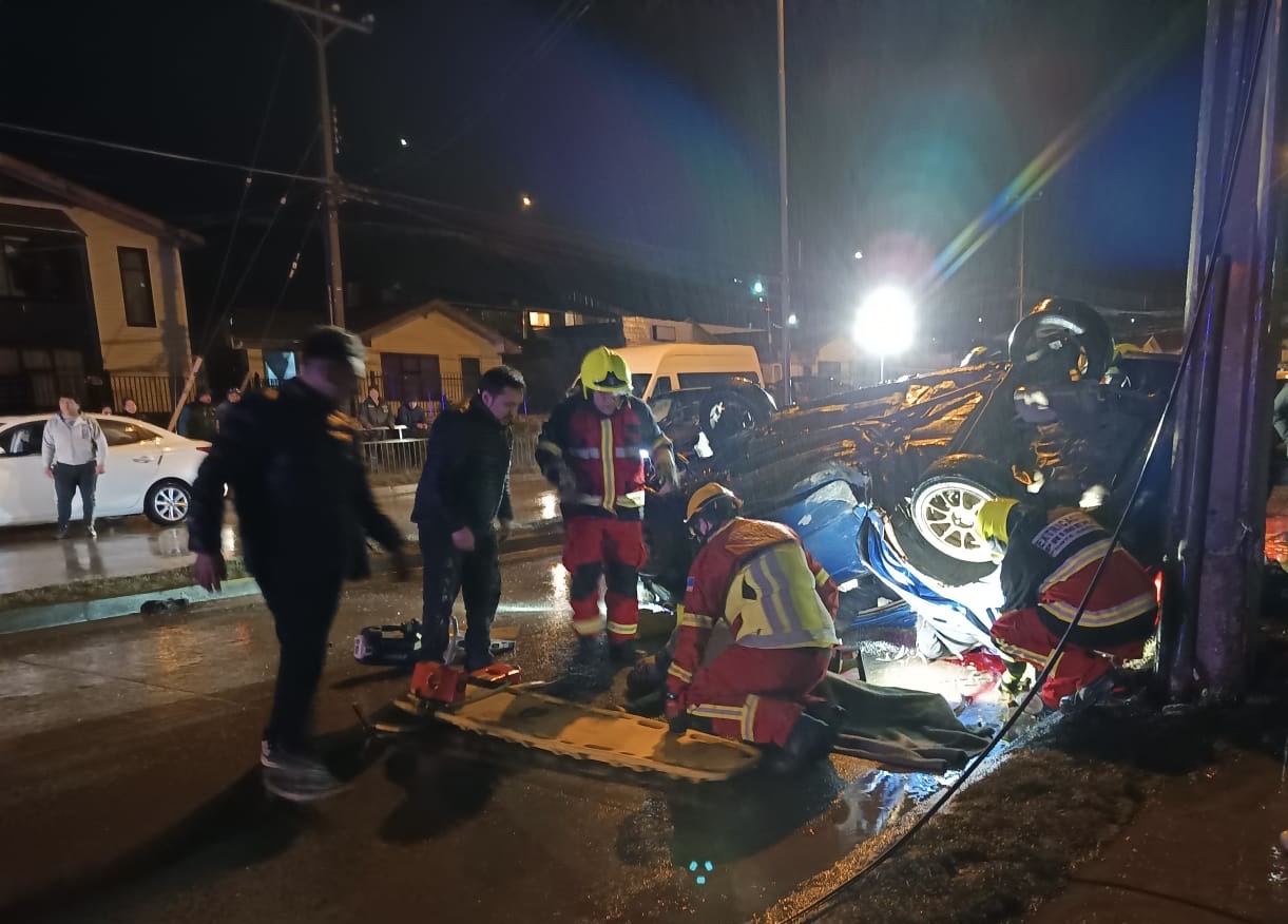 Grave accidente de tránsito en Martínez de Aldunate deja tres personas lesionadas
