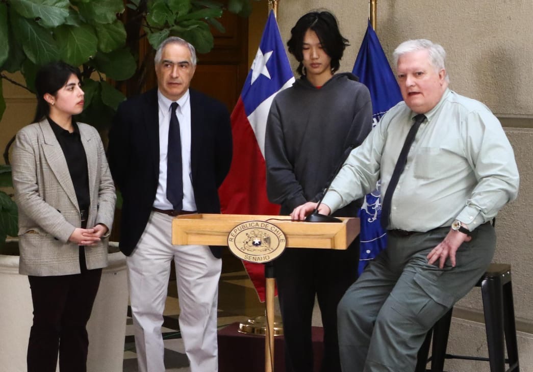 Piloto e influencer Ethan Gou se reúne con senadores en el Congreso tras su salida desde la Antártica