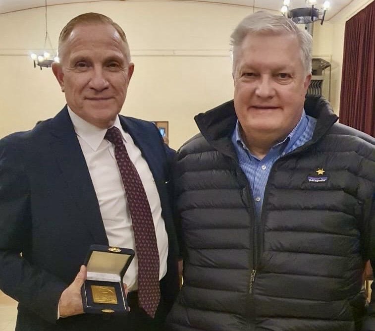 Senador Kusanovic entrega reconocimiento del Senado a José Raúl Alvarado por su destacada trayectoria docente y aporte a la educación.