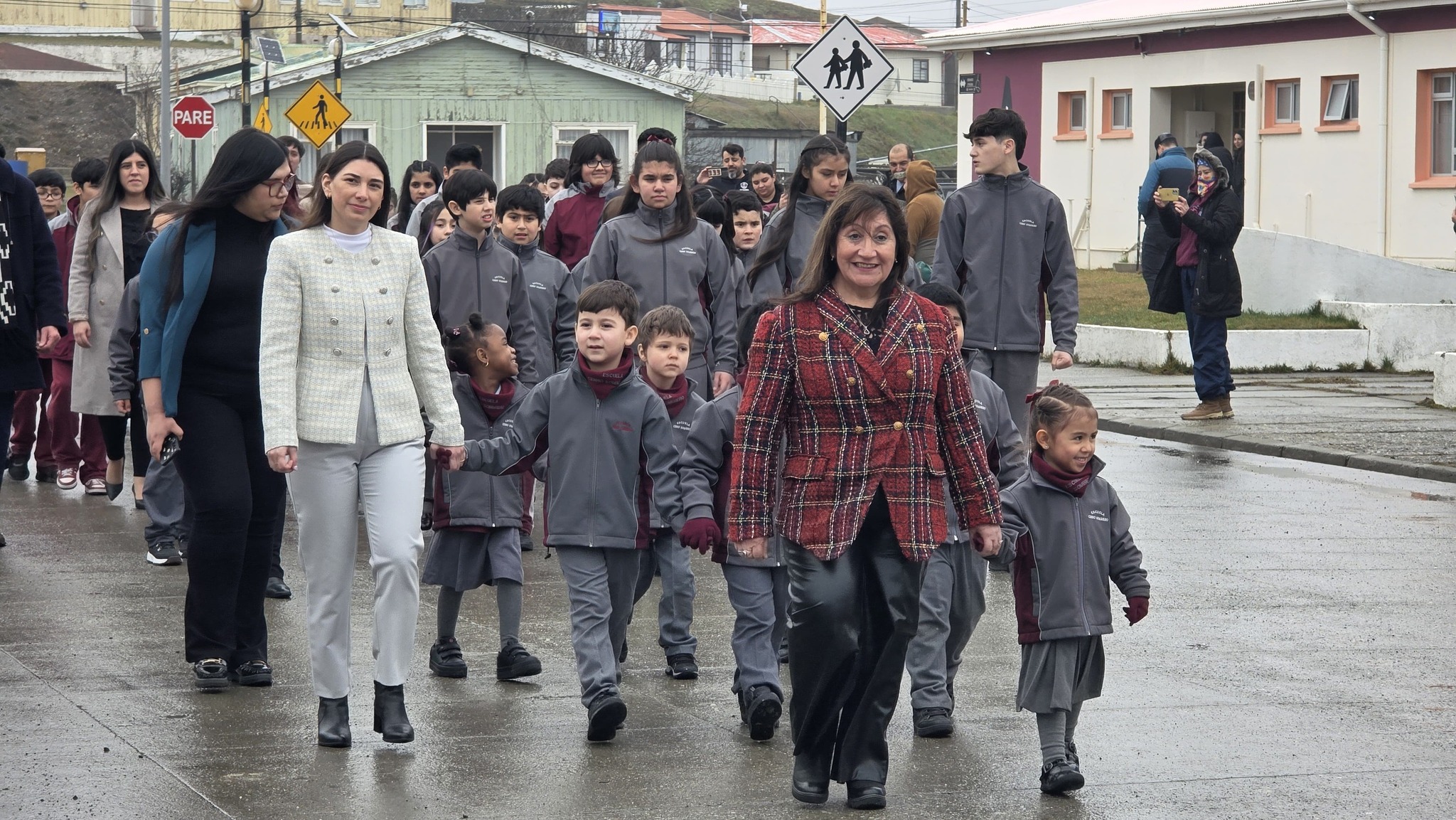 Desfile Cívico Militar de Fiestas Patrias en Cerro Sombrero