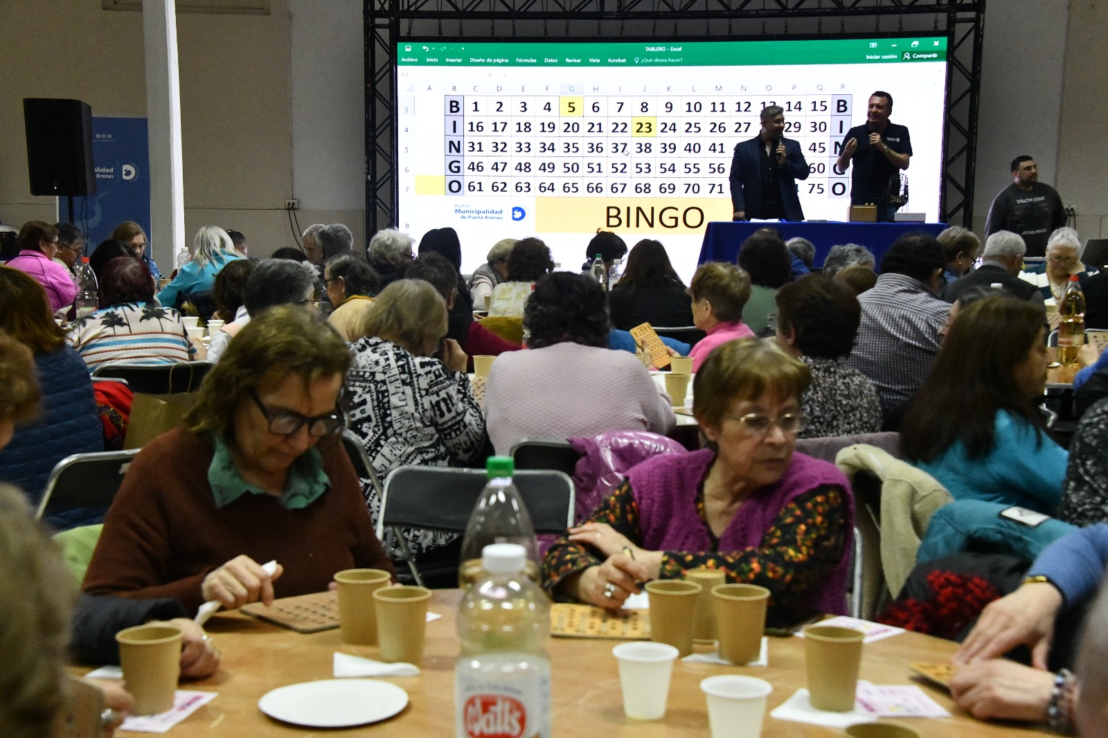 Más de 600 vecinos mayores disfrutaron del bingo “Los que Pasaron Agosto”
