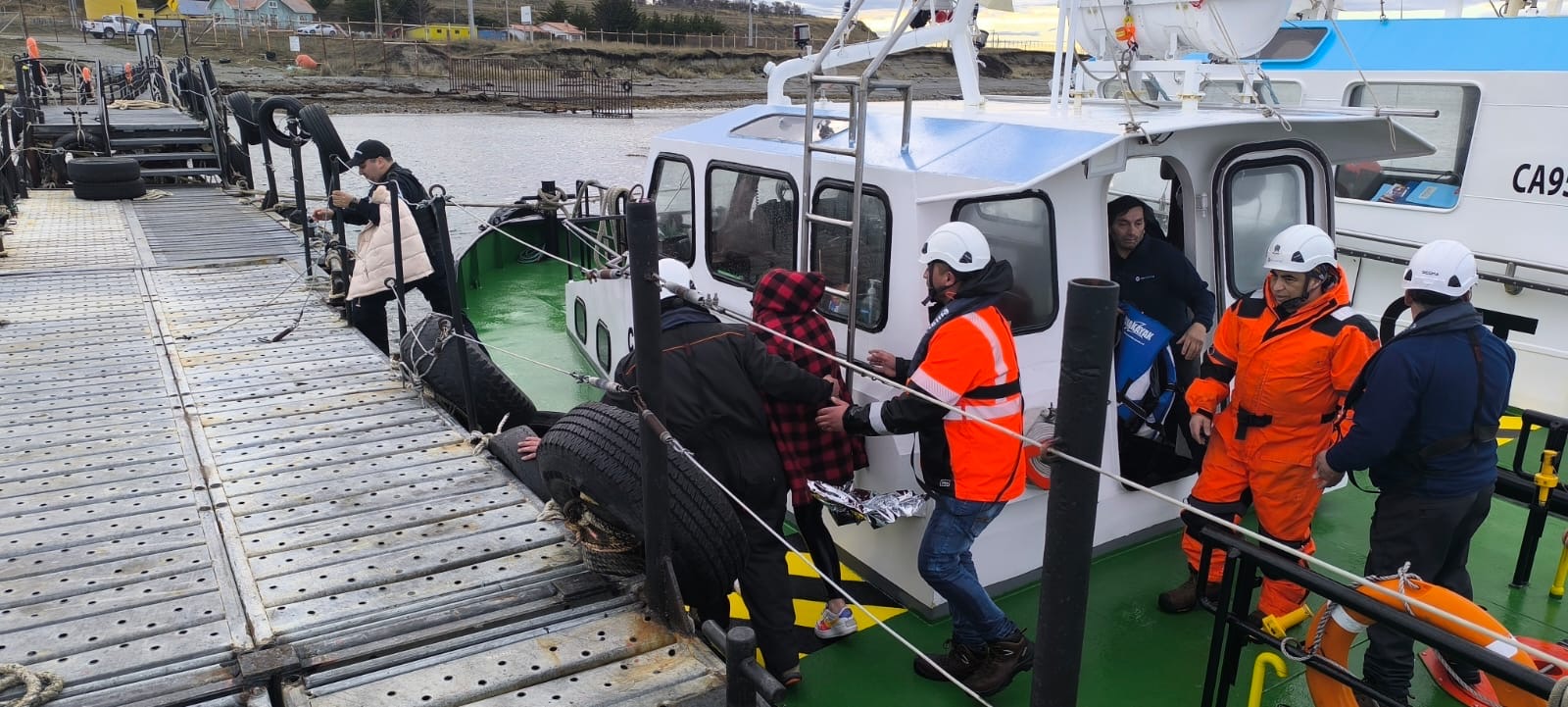 Patrulla terrestre de la Policía Marítima coordinó salvamento de dos kayakistas a la deriva en el sector Chabunco del Estrecho de Magallanes
