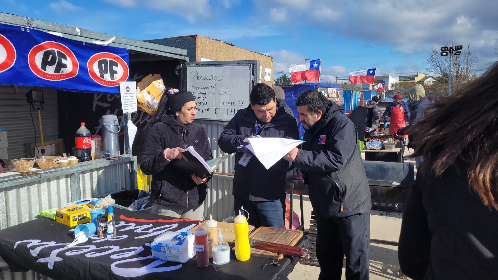 SEREMI de Salud refuerza fiscalizaciones y entrega 45 permisos para puestos de alimentos en Parque María Behety de Punta Arenas
