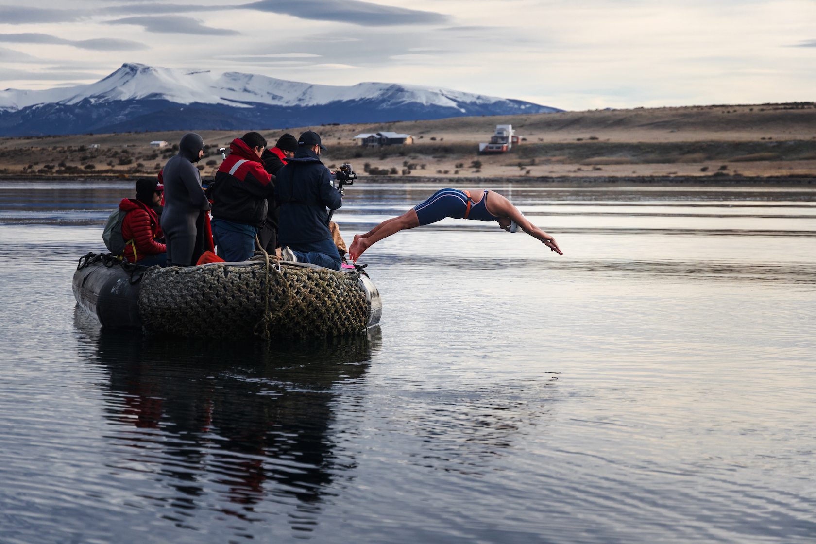 Bárbara Hernández conquista su cuarto Récord Guinness con el nado más largo de la historia en Puerto Natales