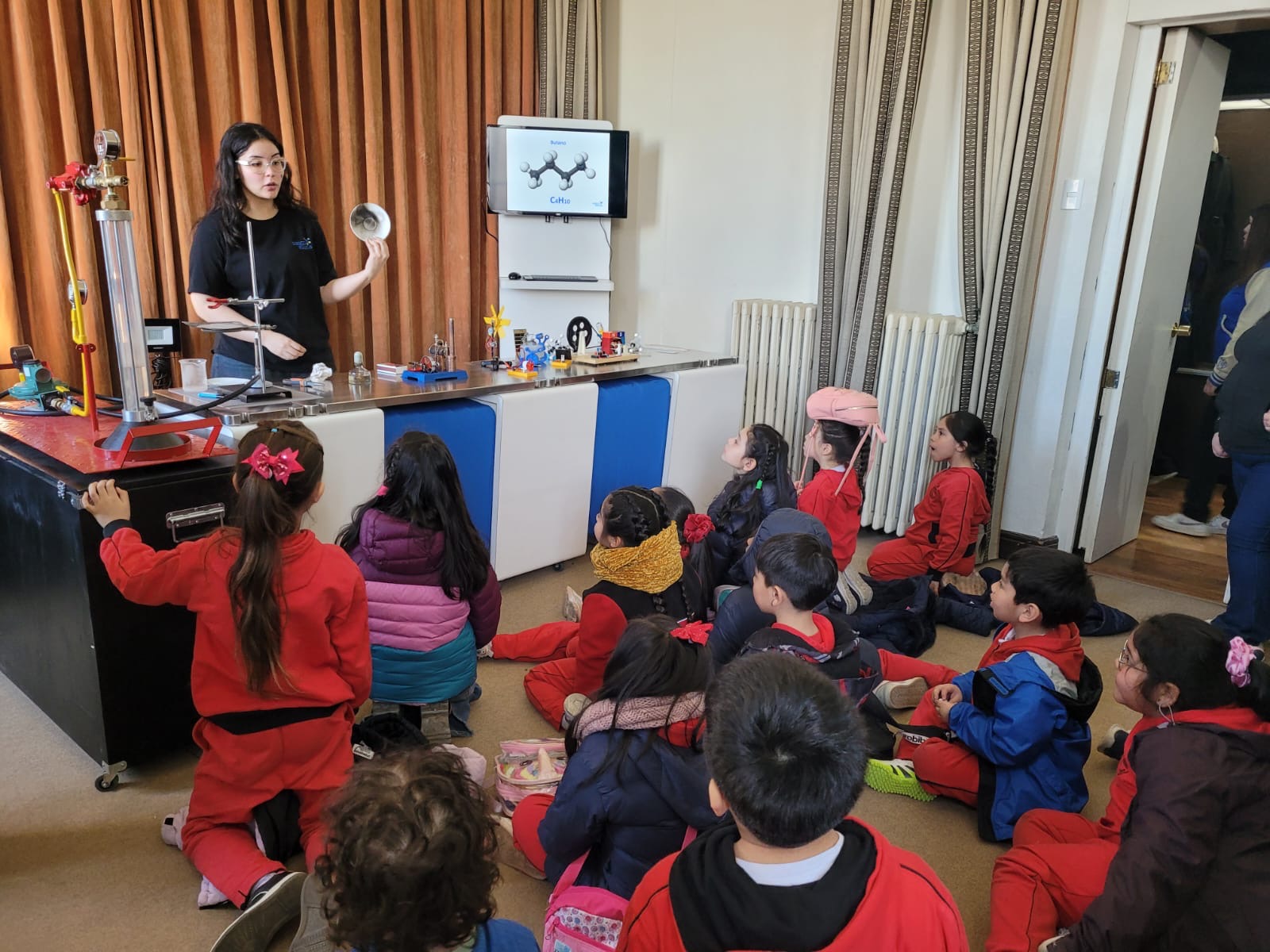 Niños y niñas de la escuela Bernardo O’Higgins de Porvenir aprendieron sobre “Tipos de energía y eficiencia energética” a través del instrumento “Explora tu Ciencia” del PAR Explora Magallanes