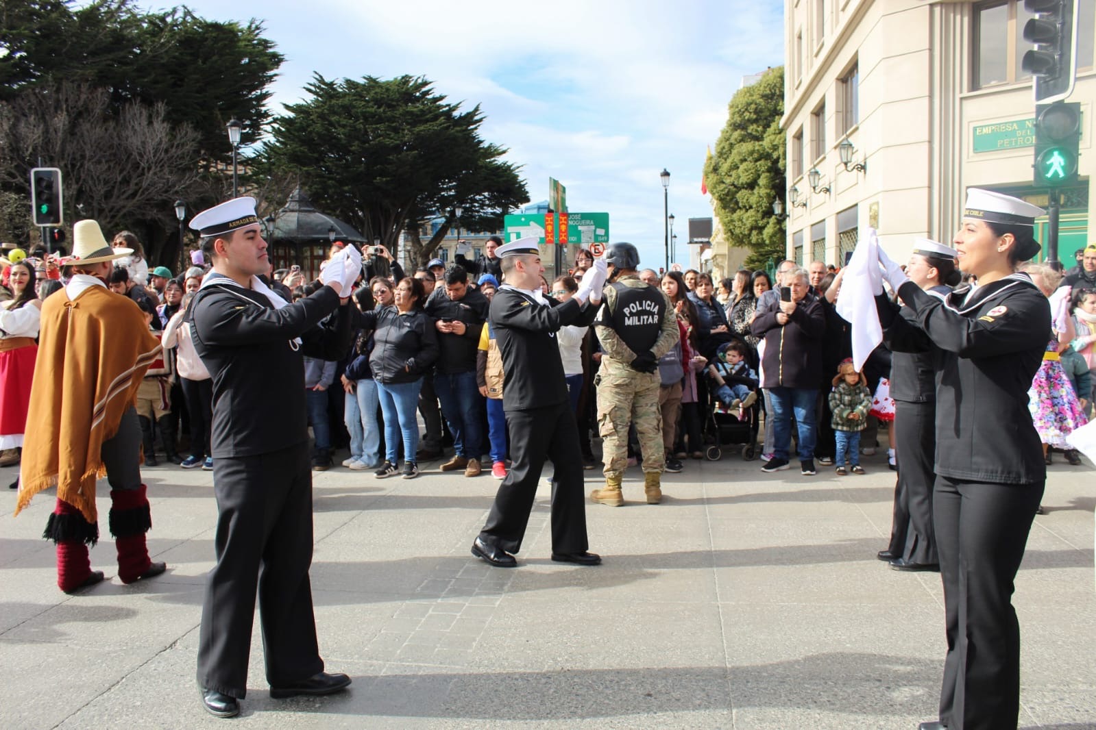 Agrupación folklórica «Alma Marinera» de la III Zona Naval participó hoy en pie de cueca en Plaza Muñoz Gamero de Punta Arenas