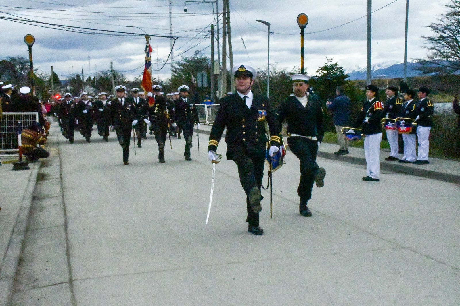 Puerto Williams celebra 215° aniversario patrio con ceremonia y desfile cívico-militar en locación distinta a años recientes 