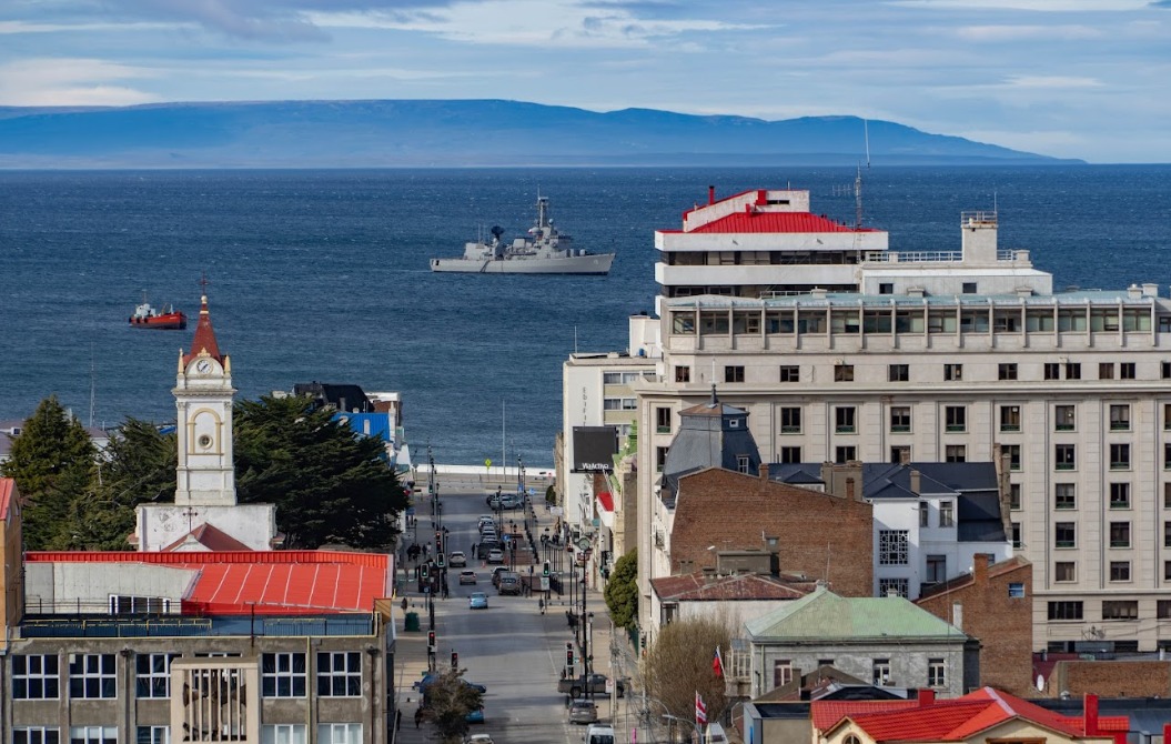 Fragata «Almirante Blanco» llega a Punta Arenas para realizar entrenamientos en aguas australes