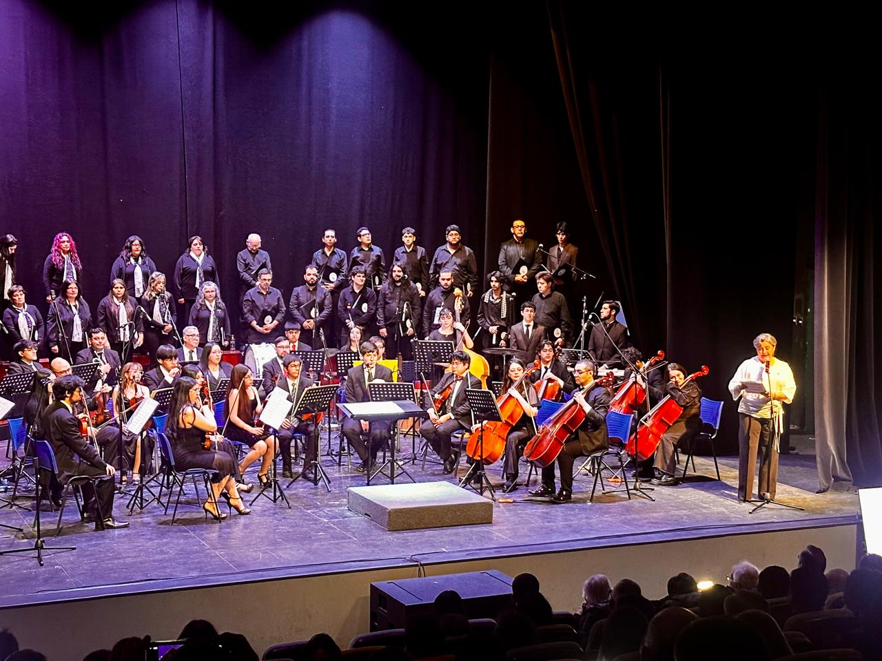 Con gran éxito se presentó la «Cantata Nuestra Madre Grande Sinfónica» en el Centro Cultural «Claudio Paredes» de Punta Arenas