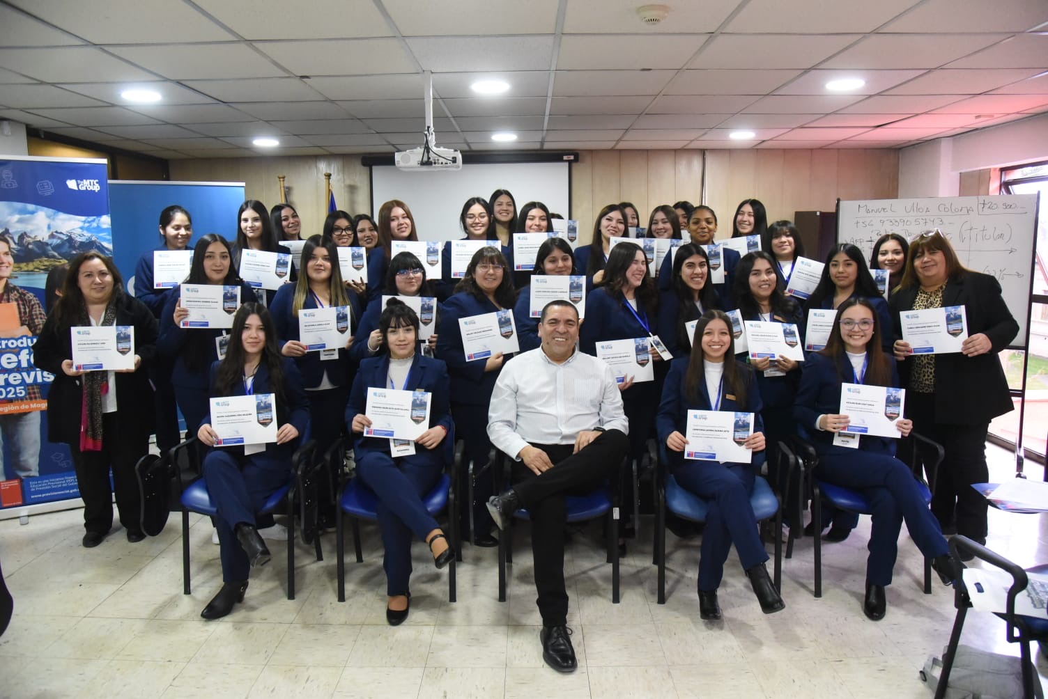Estudiantes del Colegio Sagrada Familia participaron en charla sobre Reforma de Pensiones 2025