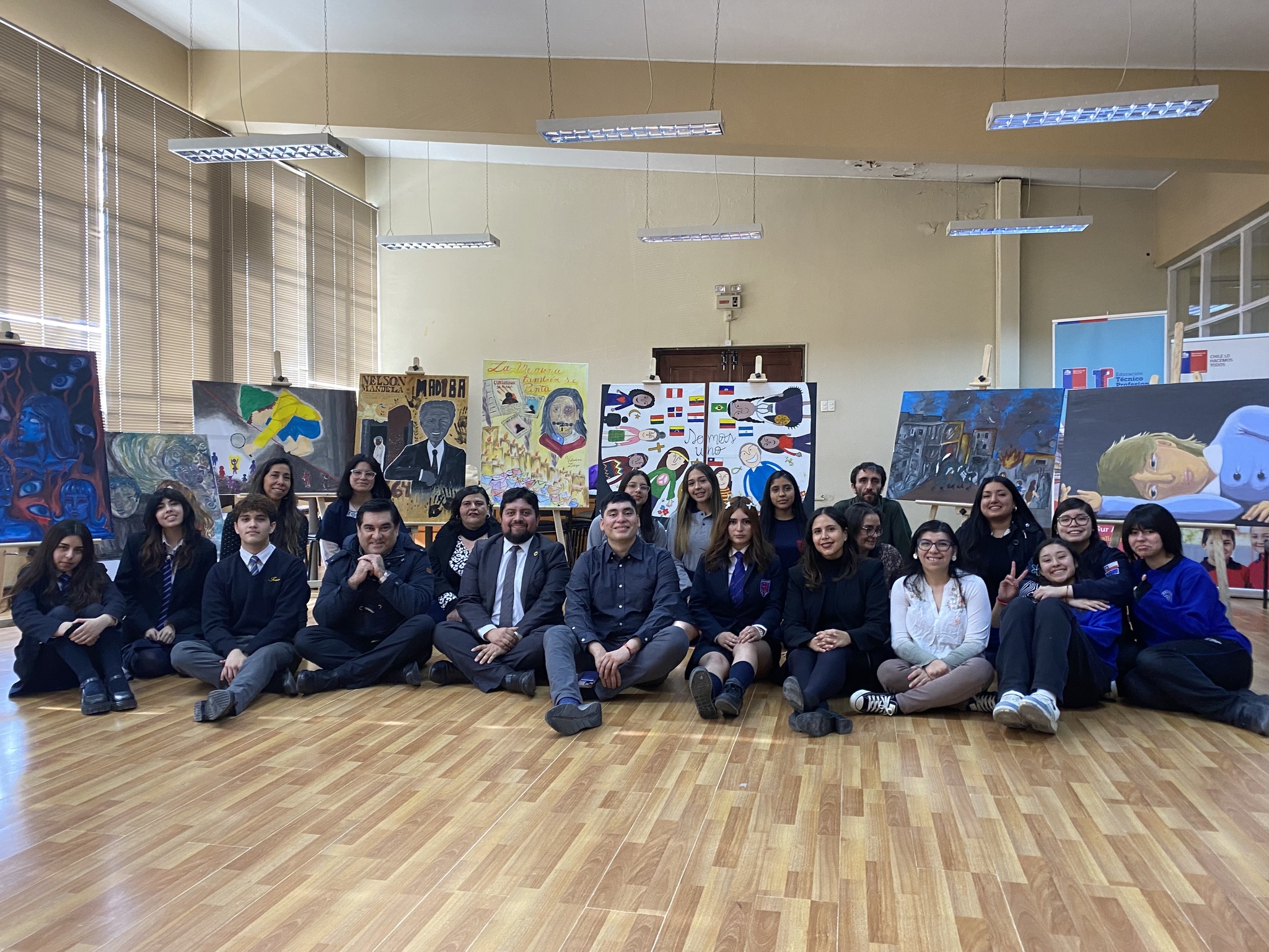 Estudiantes de Punta Arenas crean obras visuales inspirándose en la memoria histórica de Chile y el mundo