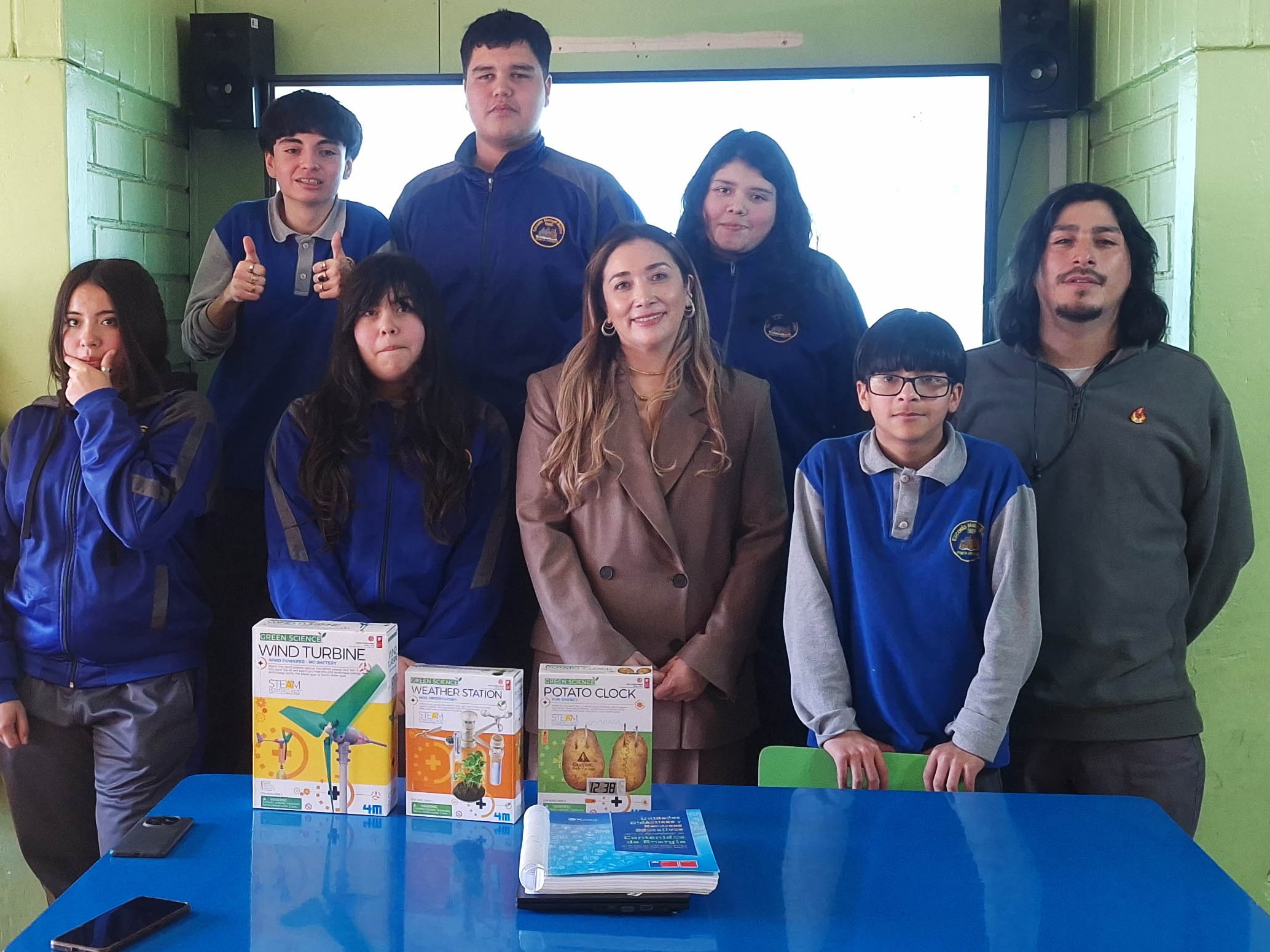 Estudiantes de la Escuela Manuel Bulnes se capacitan para diseñar un boletín informativo sobre medioambiente y sostenibilidad energética