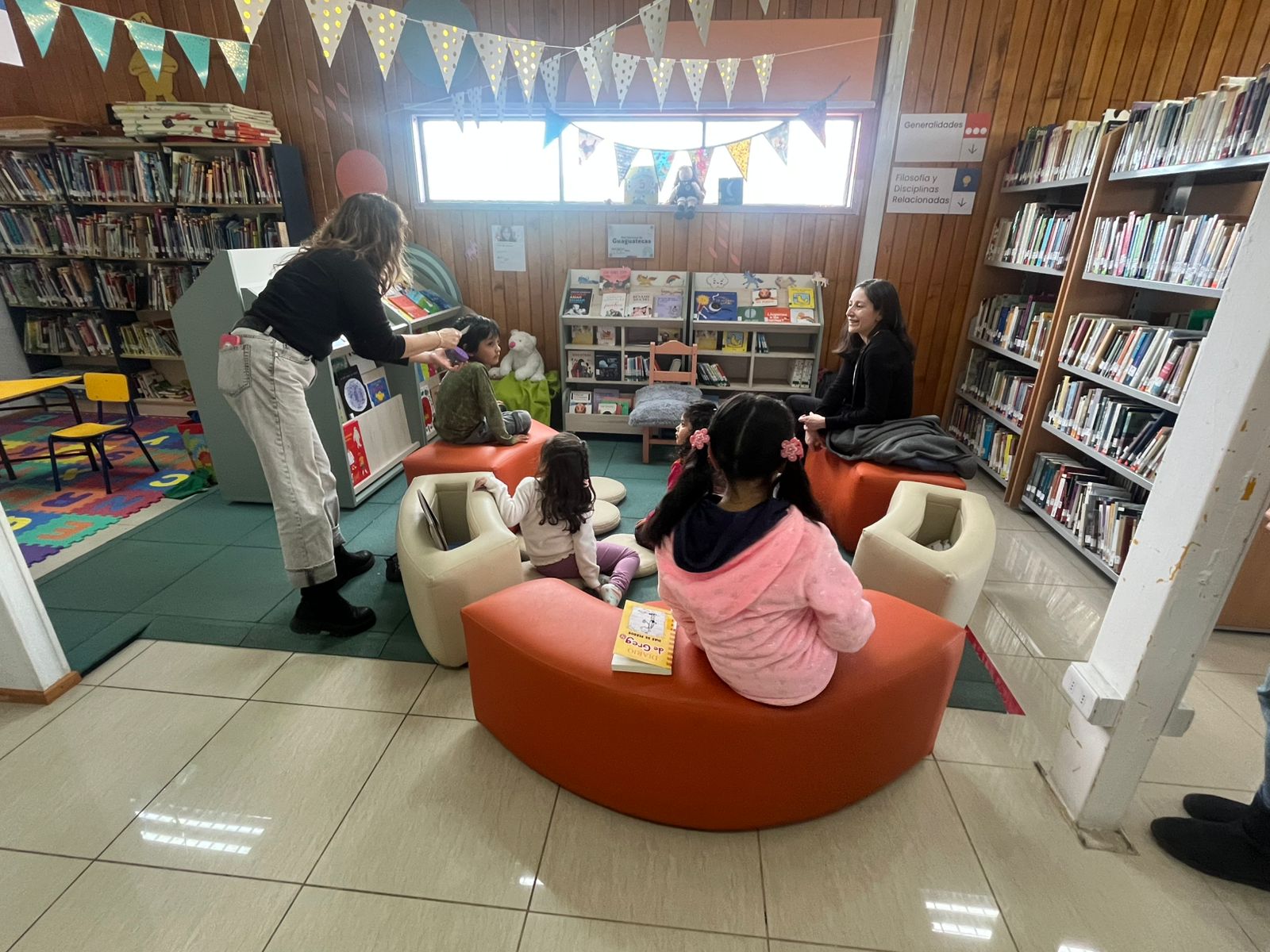 Serpat presenta mural y renovación de mobiliario en la Biblioteca Pública 47 de Punta Arenas