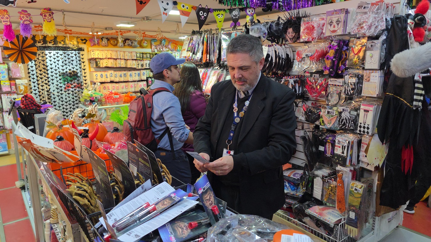 Seremi de Salud intensifica fiscalizaciones a locales que venden productos de halloween y entrega recomendaciones a la comunidad