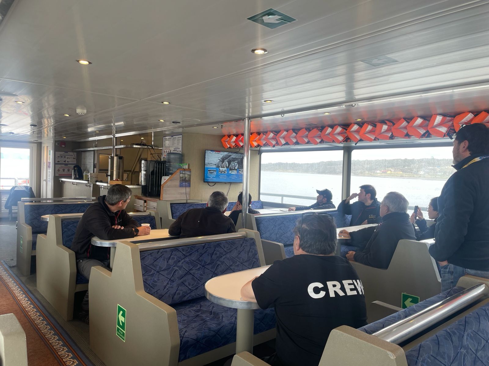 SOLO Expediciones y SERNAPESCA capacitan sobre Áreas Marinas Protegidas en el sector de Bahía Punta Carrera a bordo del Catamarán Magallanes 500
