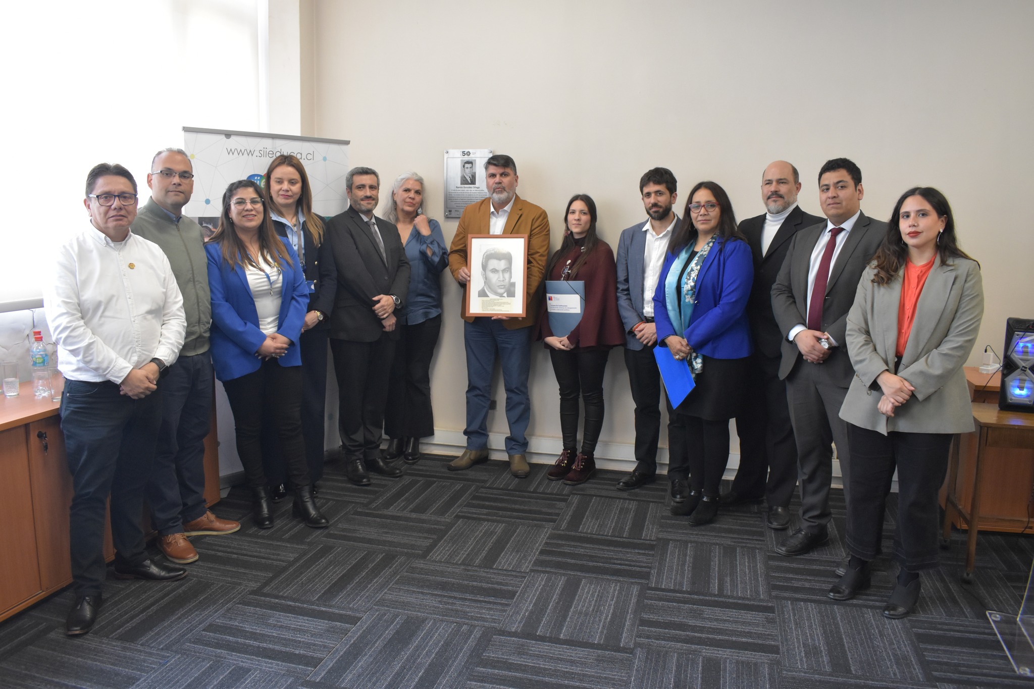 Develan placa conmemorativa por Ramón González Ortega, funcionario de Impuestos Internos ejecutado en Porvenir en 1973
