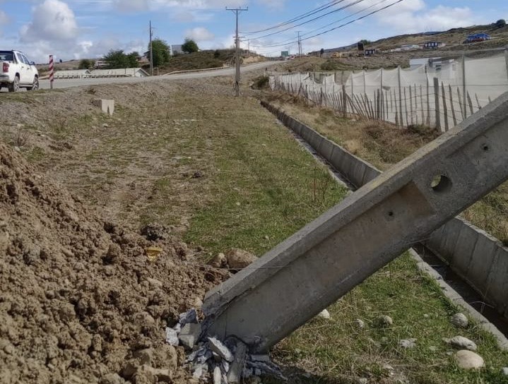 Choque contra poste deja a 47 clientes sin suministro eléctrico camino al Andino en Punta Arenas