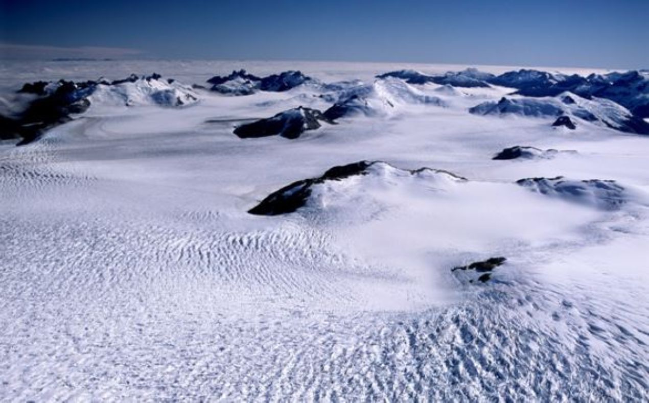 Fuerza Aérea confirma hallazgo de helicóptero extraviado en Campos de Hielo Sur: tres tripulantes con vida y uno fallecido