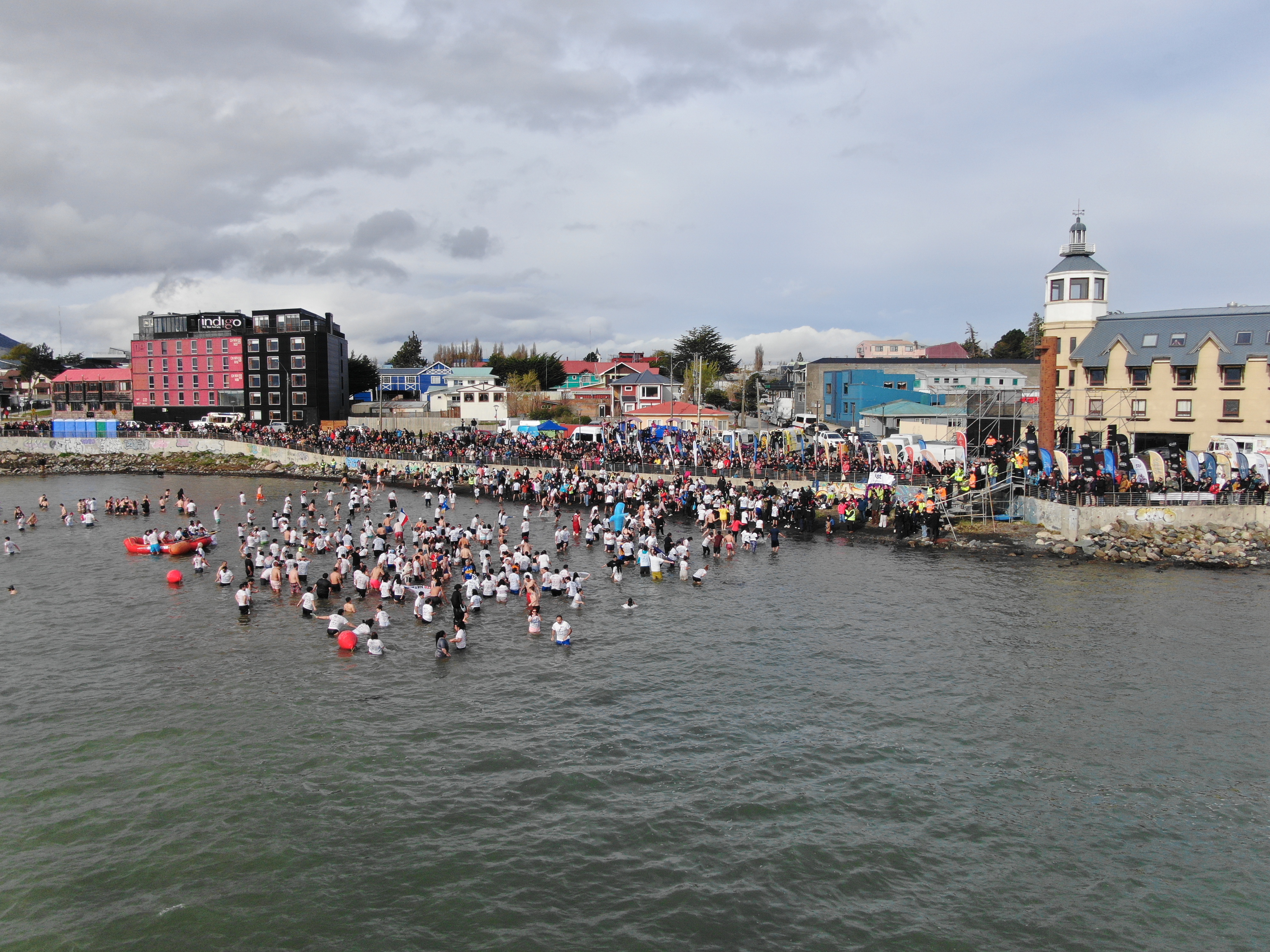 Más de mil personas participaron en el Chapuzón de los Fiordos 2025 en Puerto Natales