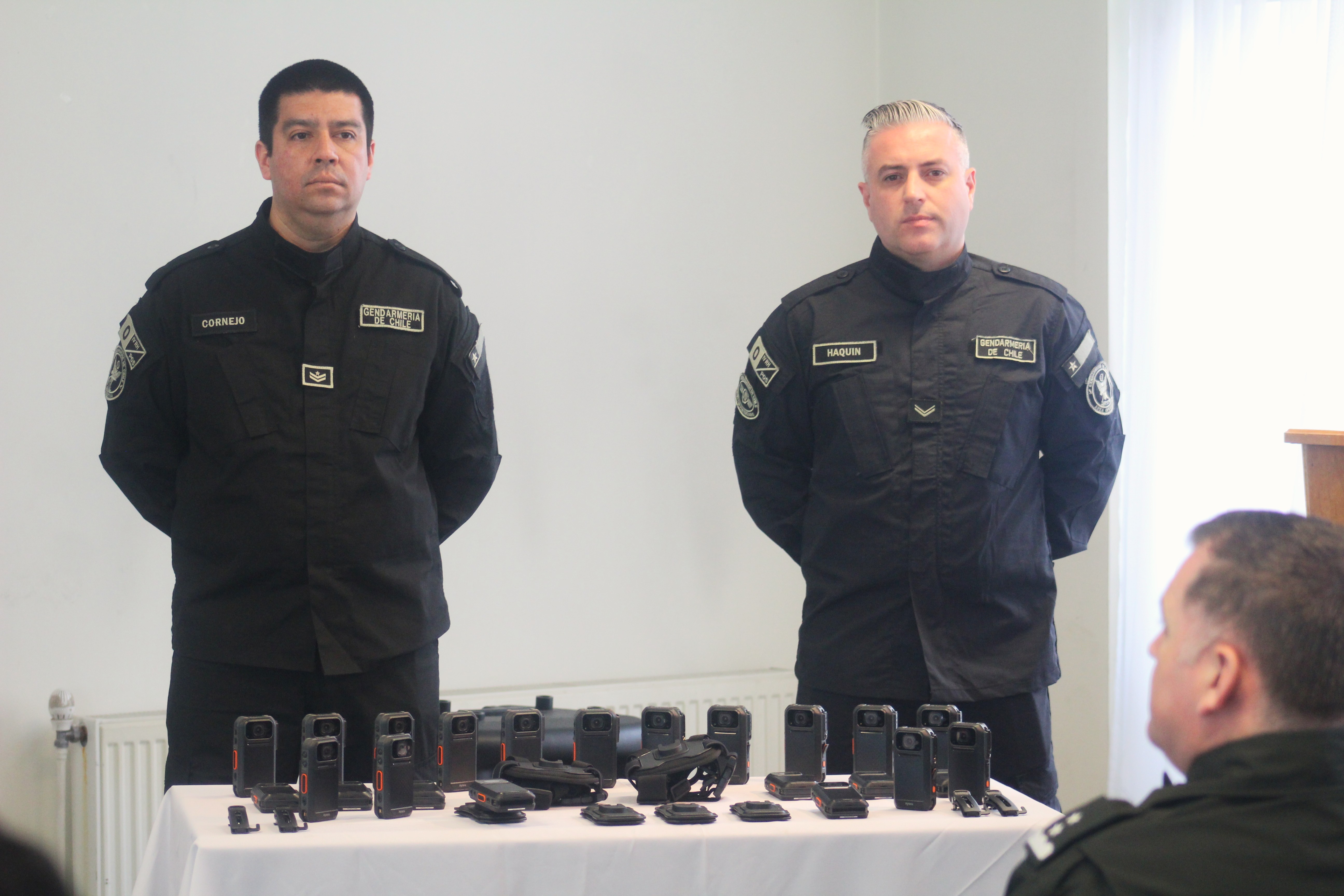 Gendarmería recibe cámaras corporales para incrementar seguridad penitenciaria
