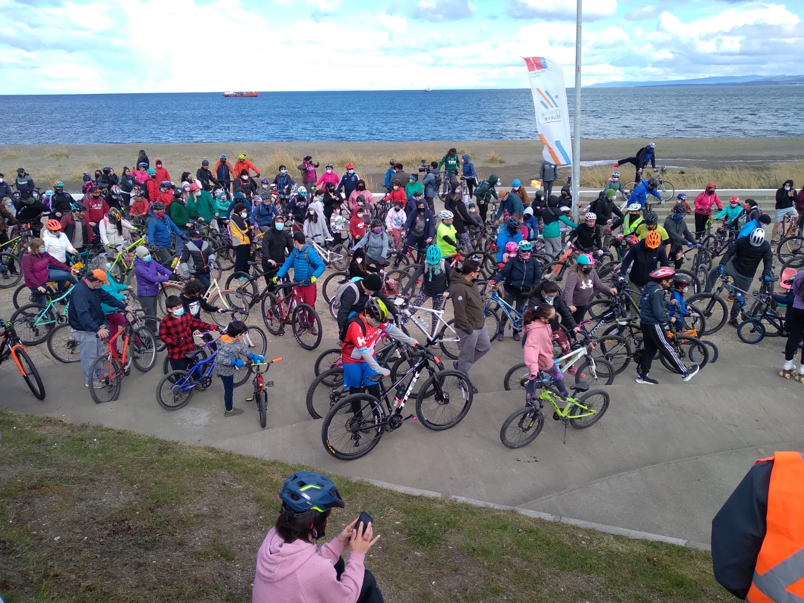 Elige Vivir Sano y SEREMITT invitan a participar en cicletada familiar al atardecer del sábado 4 en Punta Arenas