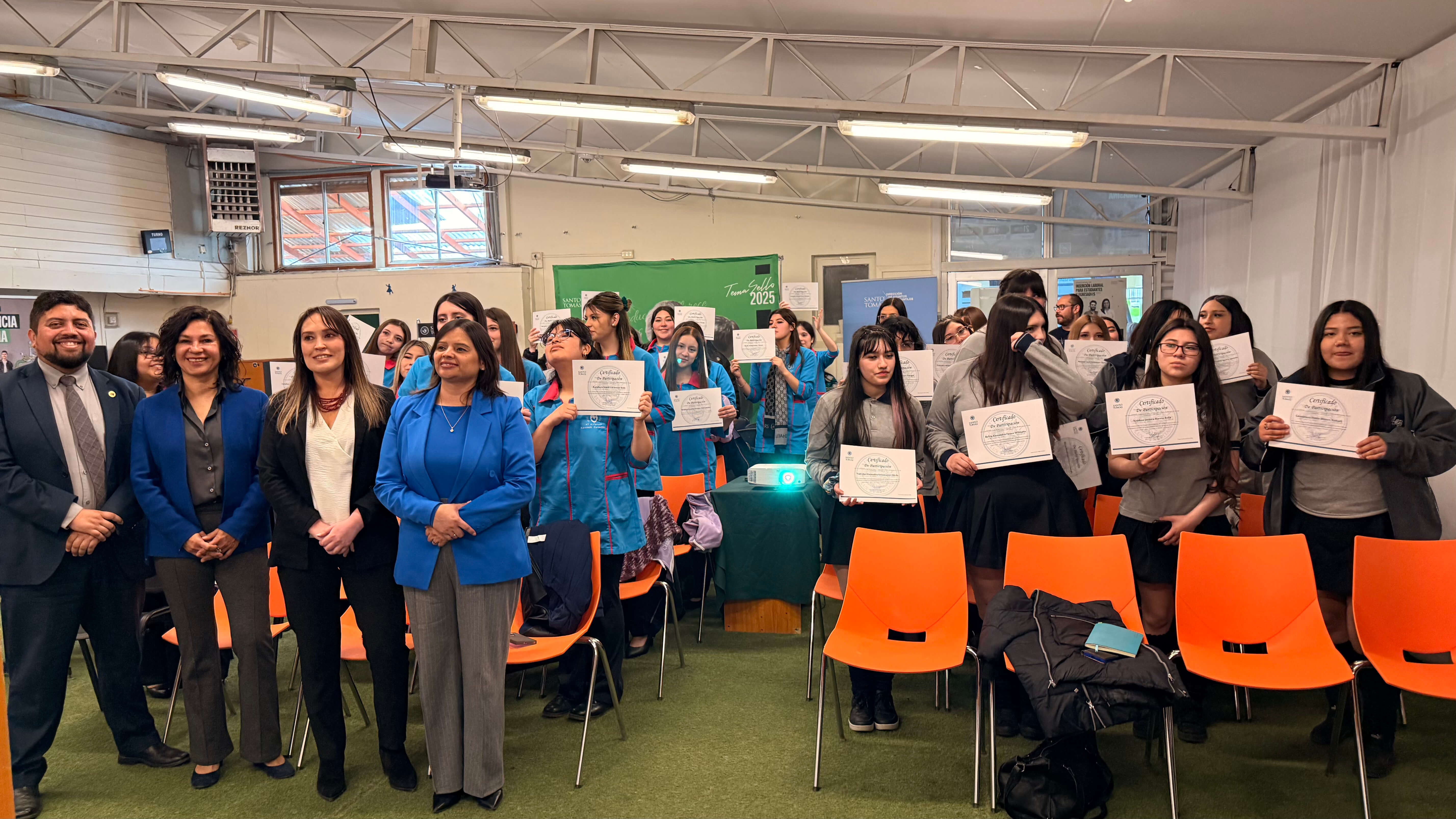 Estudiantes de INSAFA y Liceo María Behety finalizaron alternancia en Santo Tomás con ceremonia de certificación