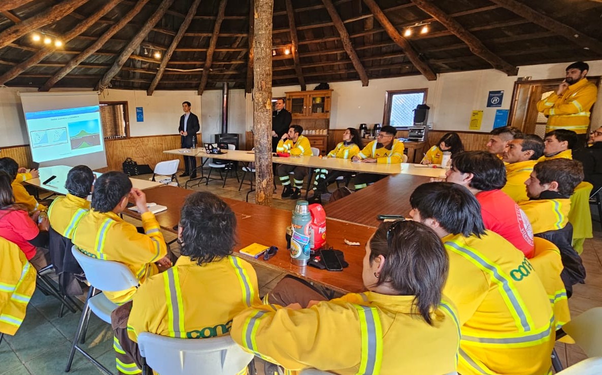 Centro Meteorológico Marítimo de Punta Arenas realizó capacitación a jefes de brigada y cuadrillas de la Corporación Nacional Forestal