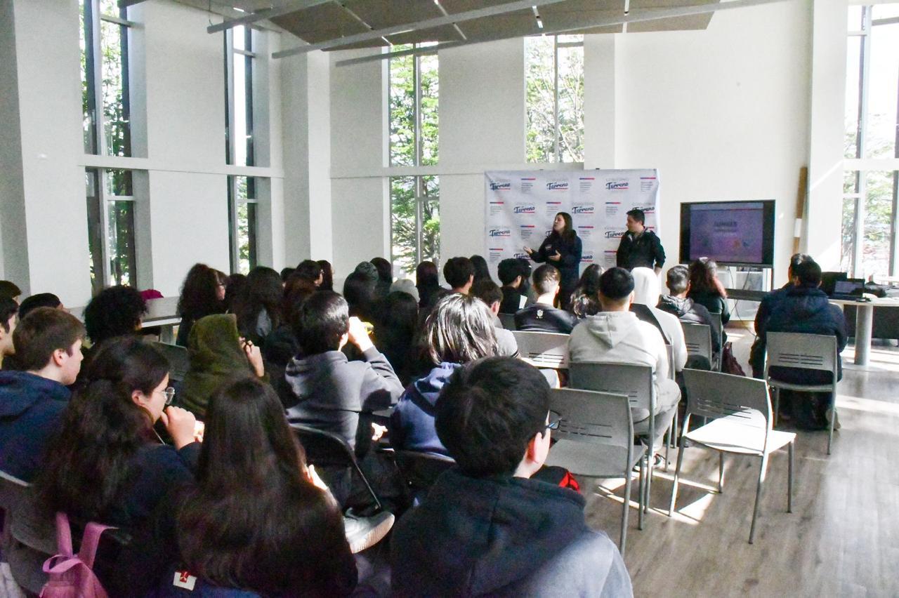 Estudiantes secundarios de Puerto Williams reciben información sobre becas y oportunidades de educación superior en el territorio