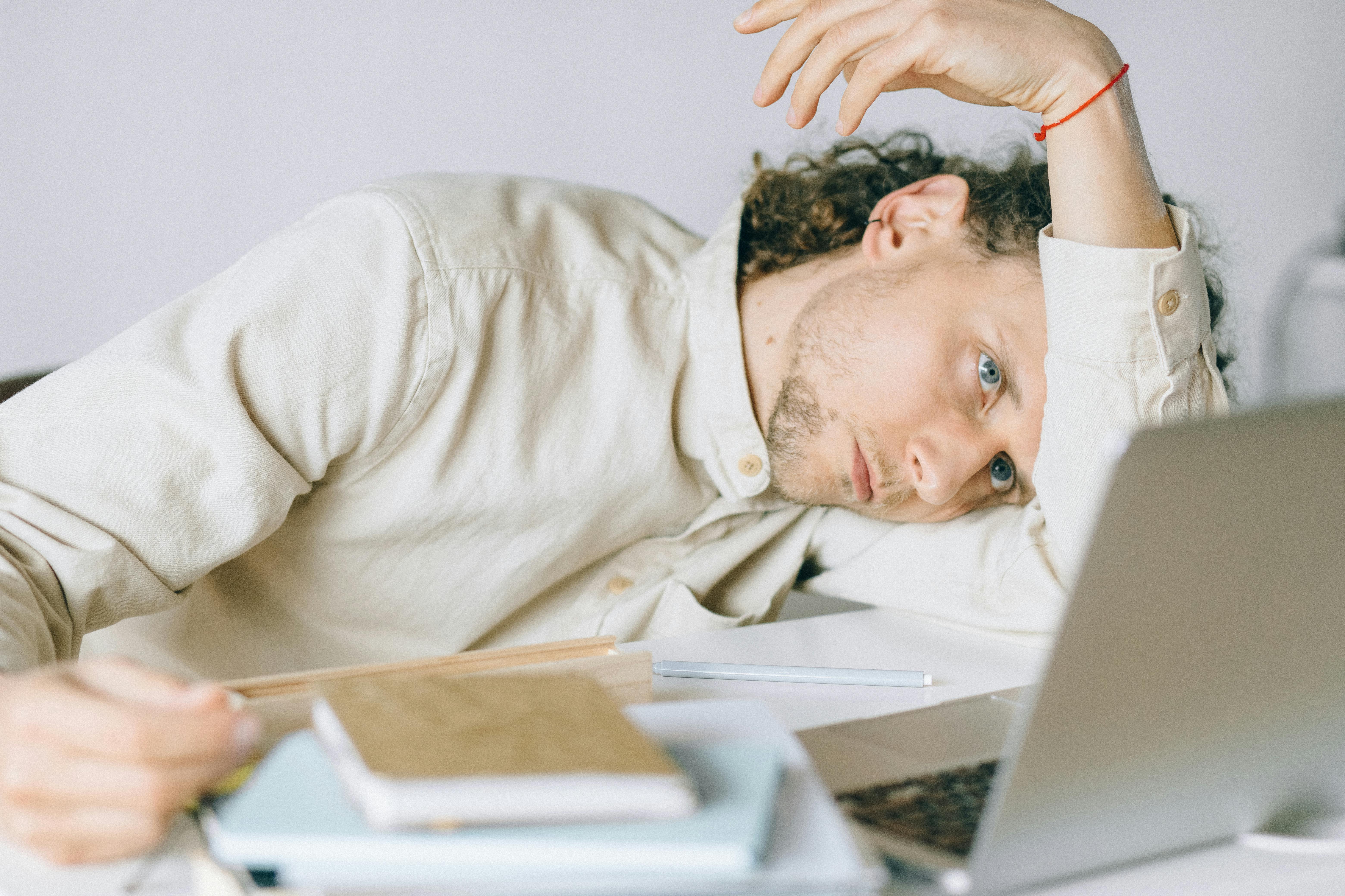 El Estudio Contexto Pluxee expuso que un 47% percibe poco tiempo para compartir con su familia, el teletrabajo cae al 18% y la discriminación salarial sigue siendo la más reportada (46%)