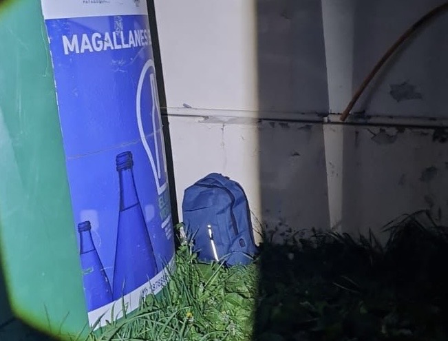 Encuentran mochila con droga en patio de recinto educacional