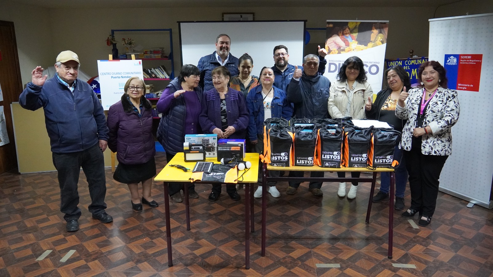 “Siempre Listos” en Natales: vecinos de la comuna reciben kits de emergencia energética